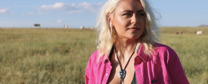 Emma Zinck (US) på Teaterbygningen i Køge fredag 4. september 2026. Emma Zinck er sit helt eget “Electric Country”-powerhouse.