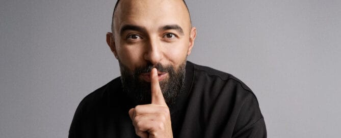 Hadi Ka-koush – Næsten Helt Normal. Hadi Ka-koush på Teaterbygningen i Køge fredag 25. september 2026 Kl. 20.30