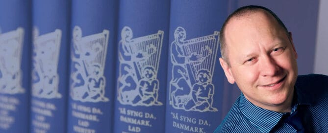 Kom med og syng med fra Højskolesangbogen søndag den 20. september 2026 kl. 13 – 15. Nikolaj Skaaning sidder ved flygelet og Rolf Larsen, Borup Erhverv & redaktør på www.hverdagsnyt.dk synger for.