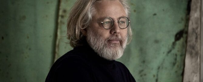 Søren Huss fortsætter sin succesrige rejse gennem landet besøger Teaterbygningen i Køge fredag 13. november 2026.