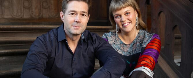 Der er julestemning og fællessang når Katrine Muff og Johannes Langkilde inviterer til julekoncert på Teaterbygningen fredag 11. december.