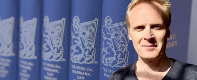 Kom med og syng med fra Højskolesangbogen søndag den 26. april 2026 kl. 13 – 15. Nikolaj Skaaning sidder ved flygelet og sangvært er Jesper Sveidahl, Leder af Køge Musikskole og MGK Sjælland