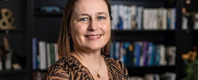 I forbindelse med demensugen og udbredelse af demenssymbolet inviteres der til foredrag tirsdag d.12/5-26 kl. 18:00-21:00 på teaterbygningen Køge. Rikke Gregersen, hjerneforsker, vil fortælle om, hvad man selv kan gøre for at nedsætte egen risiko for demens.