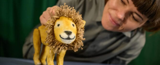 Den Glade Løve. Børneteaterforestilling opført af Teater Håndholdt på Teaterbygningen i Køge tirsdag 20. oktober 2026.