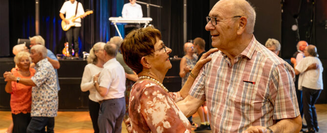 Seniordans med levende musik på Teaterbygningen første Tirsdag i måneden fra kl. 14 til 17.