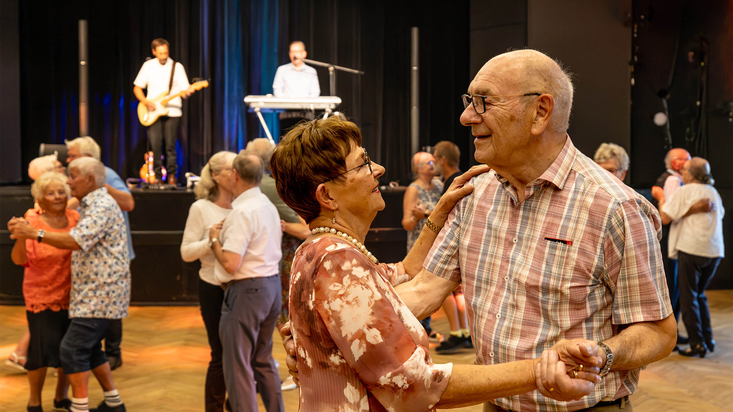 Seniordans med Glade Toner. Første Tirsdag i måneden. Dørene åbner kl. 13.00, dans til levende musik mellem kl. 14 og 17.